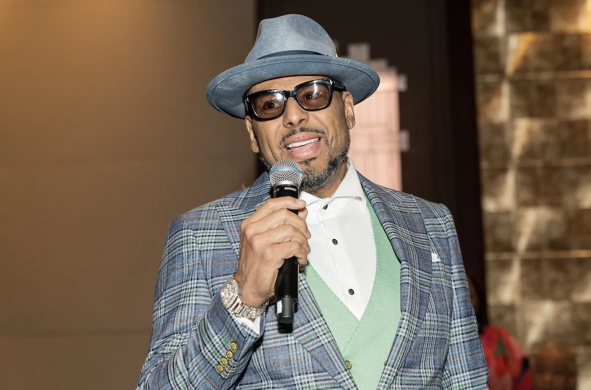 Al B. Sure wearing a hat and holding a microphone in 2023